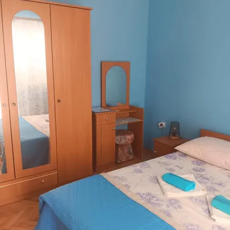 Apartman Tisno アパート *